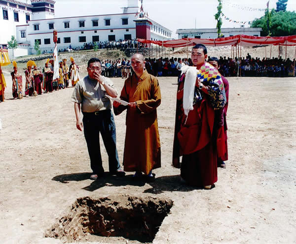 Ven. Master Ti Ching and Ven. Tulku Gyurme Lhundrub Phelgay offering auspicious prayers at the Great Stupa site