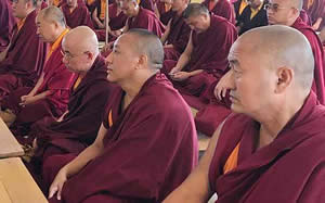 Mindrolling monks receive the Lochen Kabum
